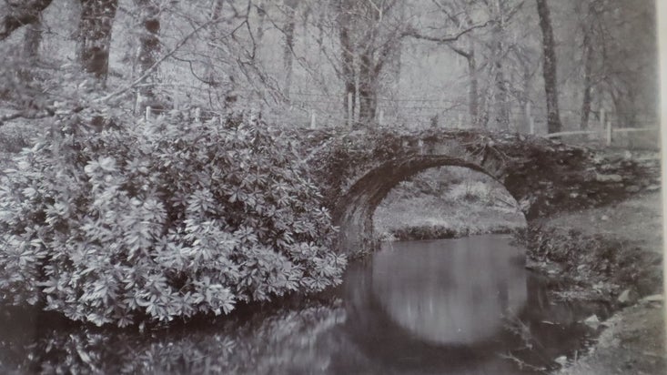 A black and white photo of a bridge
